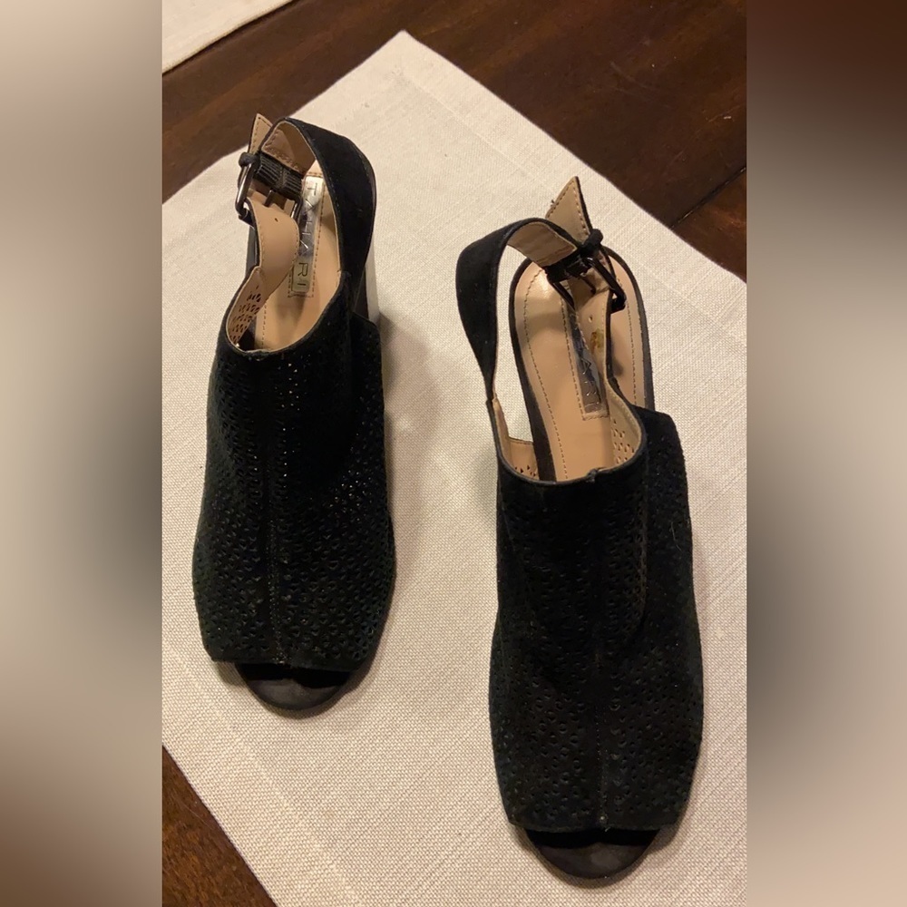 Tahari open beep toe shoes
